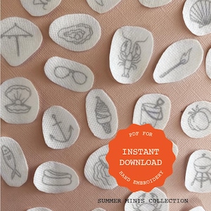 Peut inclure: Une collection d'écussons en tissu blanc avec des dessins au trait gris d'icônes estivales comme un homard, une ancre, une glace et un coquillage. Un badge orange festonné affiche le texte PDF FOR INSTANT DOWNLOAD HAND EMBROIDERY SUMMER MINIS COLLECTION.