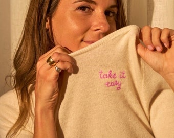 Bestickter Kaschmirpullover | Individueller Kettenstich, personalisiertes Geschenk