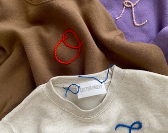 Sudadera infantil con inicial bordada: hilo monograma personalizado