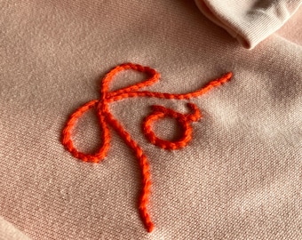 Besticktes Initial-Sweatshirt: Benutzerdefiniertes Garn-Monogramm