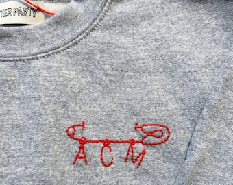Gestickter Charm Pin Kinder Sweatshirt: Individuell mit Monogramm 1-3 Initialen Neues Design | Exklusiv bei Etsy