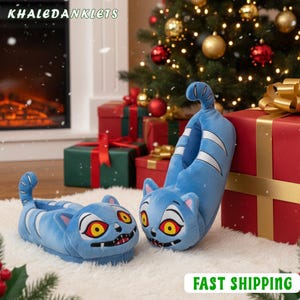 Pantuflas esponjosas con diseño de gato azul de dibujos animados, zapatillas de casa estilo demonio adorables, cómodas pantuflas de invierno para interiores, cálidas y antideslizantes, regalo para parejas, calzado navideño
