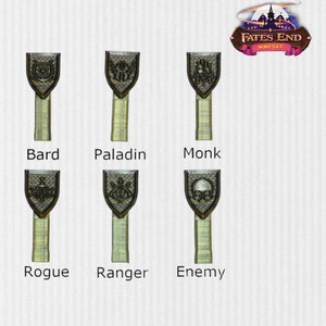 Peut inclure: Six pendentifs dorés avec des motifs variés et les textes suivants : Bard, Paladin, Monk, Rogue, Ranger et Enemy. Les pendentifs ont une forme de bouclier avec une base rectangulaire. L'image comprend également le texte "Fates End" et un logo.
