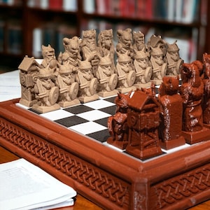 Könnte beinhalten: Ein braunes und tannengrünes Schachspiel mit Wikinger-Motiven. Die Figuren sind auf einem schwarz-weißen Schachbrett angeordnet. Das Brett steht auf einem Holzsockel mit einem keltischen Knotenmuster.