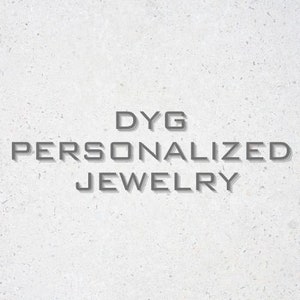 Op de afbeelding: DYG Gepersonaliseerde Sieraden tekst op een witte textuur achtergrond.