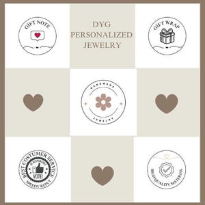 Op de afbeelding: Een grafisch ontwerp voor een juwelierszaak met de naam "DYG Gepersonaliseerde Sieraden". Het ontwerp bevat een hart, een bloem, een cadeaudoos, een vinkje en de woorden "Cadeau Notitie", "Cadeau Inpakken", "Handgemaakt Sieraden", "Beste Klantenservice" en "Hoge Kwaliteit Materiaal".