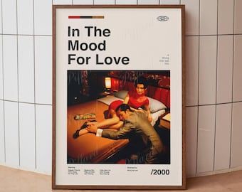 Può includere: Una locandina cinematografica incorniciata di In The Mood For Love con una fotografia centrale di due persone su un letto. Il poster include il titolo, il regista Wong Kar-wai, il cast e l'anno 2000 in un layout pulito su sfondo bianco.