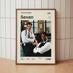Puede incluir: Un póster de película para la película "Seven" dirigida por David Fincher. El póster presenta una foto de Brad Pitt y Morgan Freeman en la película. El póster está en un marco marrón y tiene el texto "Seven" y "A David Fincher Film" en él. El póster también tiene el año "1995" en él.