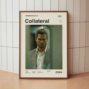 Può includere: Un poster del film Collateral, con Tom Cruise e Mark Ruffalo. Il poster presenta un primo piano del viso di Tom Cruise, su uno sfondo verde scuro. Il titolo del film è in grassetto, in testo bianco, e l'anno 2004 è stampato in testo bianco nell'angolo in basso a destra del poster.