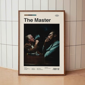 Op de afbeelding: Een filmposter voor de film "The Master" met Joaquin Phoenix en Philip Seymour Hoffman. De poster is in zwart-wit met een donkere achtergrond. De tekst op de poster is wit en luidt "The Master" en "2012".