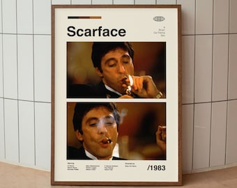 Könnte beinhalten: Ein Vintage-Filmplakat für den Film "Scarface" mit einer Nahaufnahme von Al Pacino als Tony Montana. Das Plakat ist in einem braunen Rahmen und hat einen weißen Hintergrund mit schwarzem Text. Der Text auf dem Plakat lautet "Scarface", "Ein Film von Brian De Palma", "Mit Al Pacino, Steven Bauer, Mary Elizabeth Mastrantonio, Robert Loggia, Michelle Pfeiffer und Paul Shenar", "Regie: Brian De Palma", und "1983".