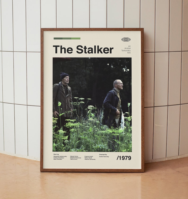 Pu&ograve; includere: Un poster vintage per il film "Stalker" di Andrej Tarkovskij. Il poster presenta una foto in bianco e nero di due uomini che camminano attraverso un campo di erba alta. Il testo sul poster recita "Stalker, un film di Andrej Tarkovskij, 1979".