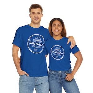 Design de carimbo de passaporte do Caminho de Santiago em uma camiseta de algodão pesado