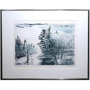 Peut inclure: Une estampe en noir et blanc représentant une scène de forêt avec un lac au premier plan. Les arbres sont dessinés de manière stylisée, avec des troncs et des branches épais. Le lac est calme et réfléchissant, avec les arbres qui se reflètent dans l'eau. L'estampe est signée "Frederick Logan 52" dans le coin inférieur droit.