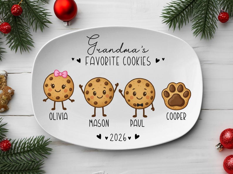 Peut inclure: Assiette ovale en c&eacute;ramique blanche avec le texte "Grandma's Favorite Cookies". L'assiette pr&eacute;sente des biscuits de dessin anim&eacute; avec les noms Olivia, Mason, Paul et Cooper. Un n&oelig;ud rose orne le biscuit d'Olivia. L'ann&eacute;e 2026 est &eacute;galement affich&eacute;e.