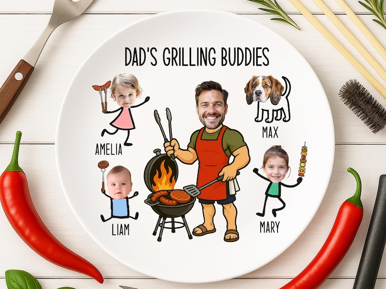 Peut inclure: Une assiette en c&eacute;ramique blanche avec le texte "DAD'S GRILLING BUDDIES" et des illustrations de dessins anim&eacute;s d'un homme, de trois enfants et d'un chien. L'homme fait griller de la nourriture sur un barbecue. Les enfants et le chien sont nomm&eacute;s.