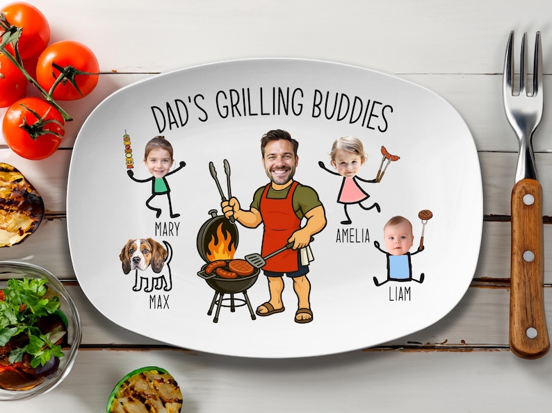 Peut inclure: Assiette ovale blanche avec le texte "Dad's Grilling Buddies" et des illustrations de dessins anim&eacute;s d'un homme grillant avec sa famille. Comprend un beagle, deux filles et un b&eacute;b&eacute;. Tomates et une fourchette visibles.