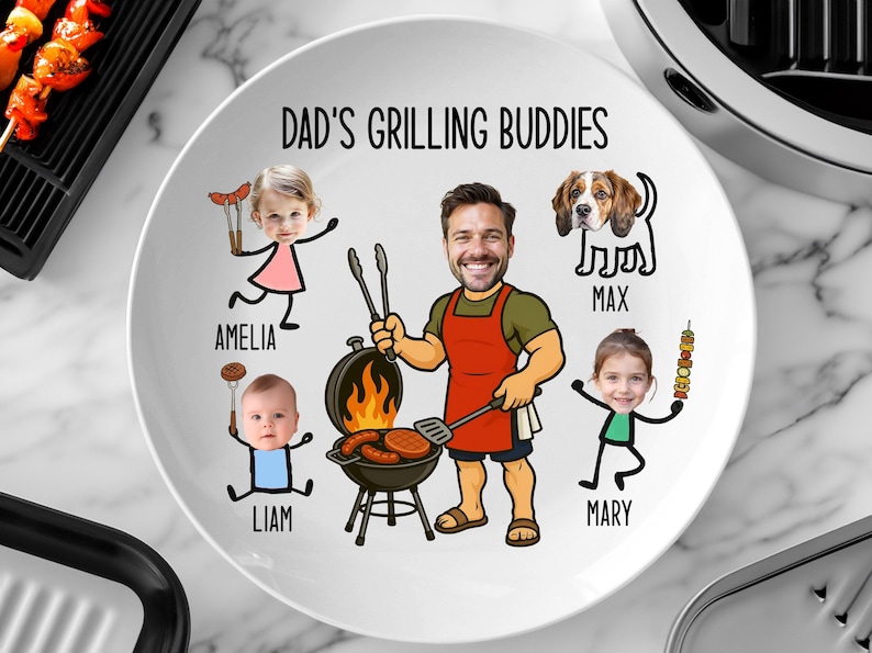 Peut inclure: Assiette en c&eacute;ramique blanche avec le texte "DAD'S GRILLING BUDDIES" et des illustrations de dessins anim&eacute;s d'un homme, d'enfants et d'un chien. L'homme fait griller des aliments sur un barbecue. L'assiette est un cadeau personnalis&eacute;.
