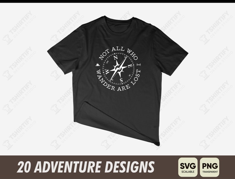 Pode incluir: Camiseta preta com um design de b&uacute;ssola branco e o texto "Not all who wander are lost".