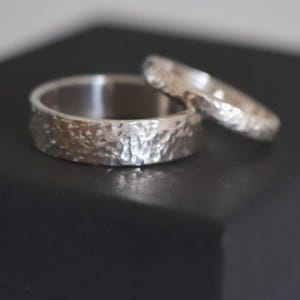 槌目加工のシルバーの結婚指輪セット。素朴な結婚式のためのシンプルな結婚指輪。
