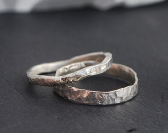 Conjunto de alianzas de boda martilladas de 2. Alianza de bodas simple de plata, anillos para él y para ella. Conjunto de anillos de pareja.