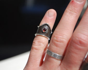 Handgemachte Schmuck Krone Midi Ring für Frau. Moderner Schwarz Silber Granat Ring. Einzigartiger Knöchelring für Frau.