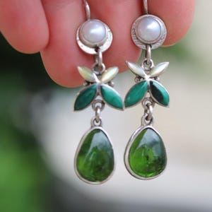 Orecchini floreali in argento cromato diopside, OOAK. Gioielli artigianali ispirati alla natura. Orecchini pendenti unici.