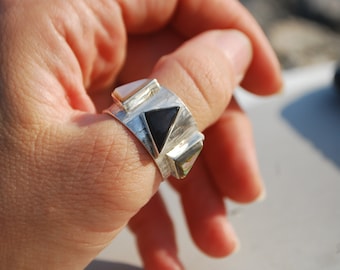 Sterling silver geometric ring. Mother of pearl ring triangle inlay ring silversmith jewelry. Thumb ring