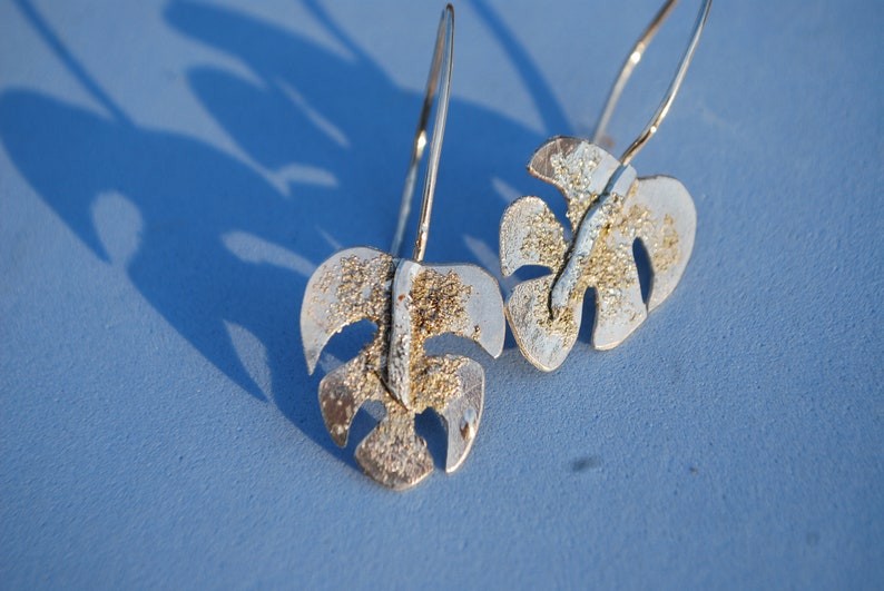 Boucles doreilles monstera en argent faites à la main, boucles doreilles de vacances dorfèvre de bijoux tropicaux en argent sterling. image 1