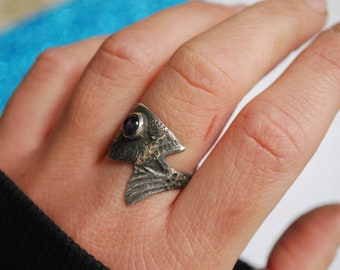Ambachtelijke ring getextureerd zilver. Duimring amethist. Sterlingzilveren visring. Zilversmid dierensieraden
