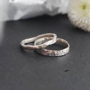 Gehämmertes Ehering 2er Set. Silber Einfache Eheringe, Ringe für Sie und Ihn. Paar Ring Set. Bild 8