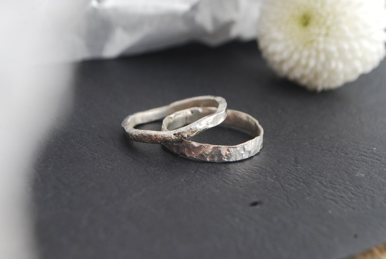 Gehämmertes Ehering 2er Set. Silber Einfache Eheringe, Ringe für Sie und Ihn. Paar Ring Set. Bild 8