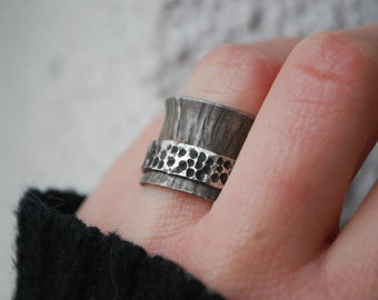 Fidget spinner ring/ Brutalist jewelry ring. Cigar band ring for men. Black textured wide band.