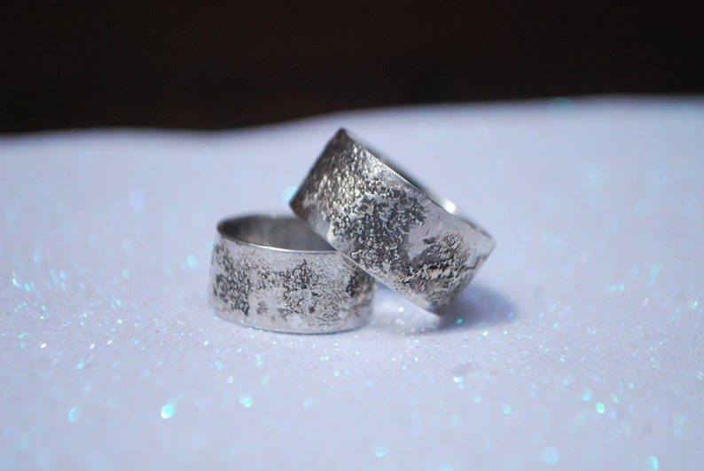 Rustikaler Ehering 2er Set Baumrinde Ringe aus Sterling Silber. Breites Versprechen Ring Set. Bild 6