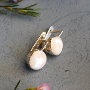 mother of pearl earrings silver. circular earrings for woman. White round earrings handmade. modernist jewelry. Minimalist circle earrings