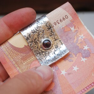 Prendedor de dinheiro prateado, dobra texturizada para notas. Porta-moedas resistente. Presente de luxo para homens. Porta-moedas para presente de aniversário.