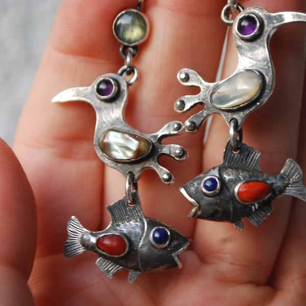 Boucles d'oreilles OOAK en argent sterling. Grandes boucles d'oreilles oiseau poisson. Boucles d'oreilles artisanales uniques pendantes bijoux multipierres