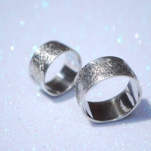 Rustikaler Ehering 2er Set Baumrinde Ringe aus Sterling Silber. Breites Versprechen Ring Set. Bild 10