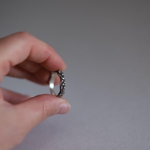 Anillo de plata texturizada. Anillo brutalista de plata oxidada, hecho a mano.