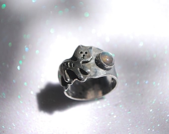 Handmade jewellery cat ring silver. Wide band labradorite ring. Silversmith jewelry cat's paw ring.