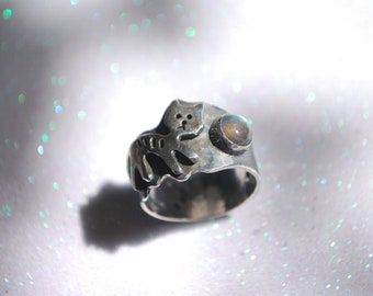 Handmade jewellery cat ring silver. Wide band labradorite ring. Silversmith jewelry cat&#39;s paw ring.