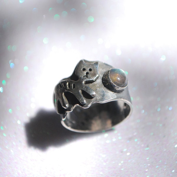 Handmade jewellery cat ring silver. Wide band labradorite ring. Silversmith jewelry cat's paw ring.