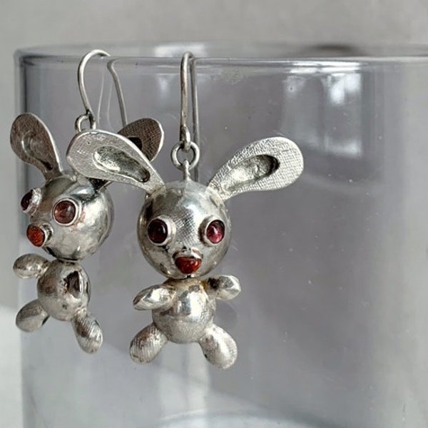 Boucles d'oreilles sculpturales artisanales en forme de lapin Boucles d'oreilles en argent avec lapin. Boucles d'oreilles animal d'orfèvre. Boucles d'oreilles éclectiques