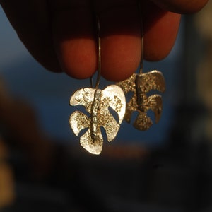 Boucles doreilles monstera en argent faites à la main, boucles doreilles de vacances dorfèvre de bijoux tropicaux en argent sterling. image 10