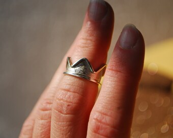 Silver Crown ring, knuckle ring. Oxidized silver midi ring. everyday ring Queen brutalist ring.