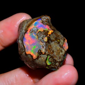 Natuurlijke Ethiopische opaal ruwe edelsteen: fantasievorm, 70,5 karaat, voor het maken van sieraden.