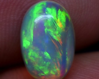 2.55 Karat äthiopischer Opal Cabochon, Wabenfeuer Edelstein
