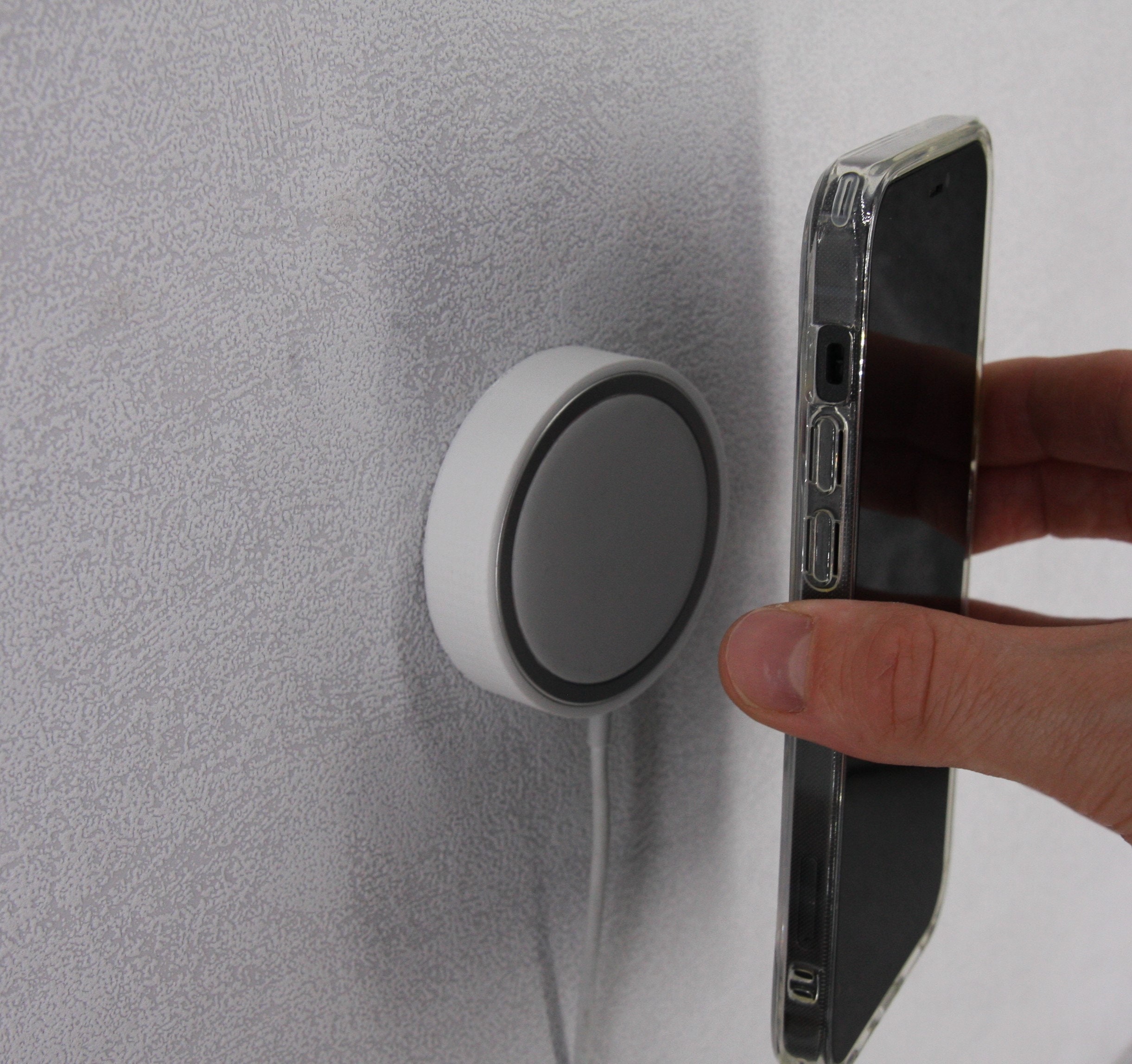 MagSafe Wandhalterung - das iPhone drahtlos mit 15 Watt an der Wand aufladen