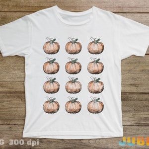 Puede incluir: Camiseta blanca con un patr&oacute;n repetido de calabazas naranjas con tallos verdes. Las calabazas est&aacute;n dibujadas en estilo acuarela.