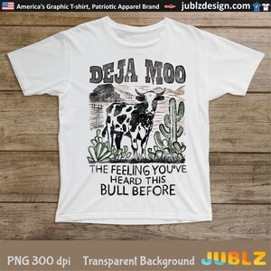 以下が含まれることがあります： 白地に黒と白の牛のイラストと「DEJA MOO」と「THE FEELING YOU'VE HEARD THIS BULL BEFORE」の文字が書かれたTシャツ。
